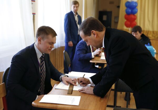 Председатель правительства РФ РФ Дмитрий Медведев на избирательном участке в Москве во время голосования на выборах президента России - Sputnik Узбекистан