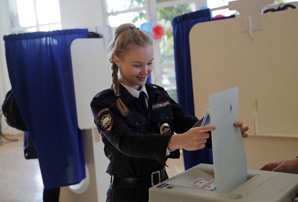 Кадет во время голосования на выборах президента России в Москве - Sputnik Узбекистан