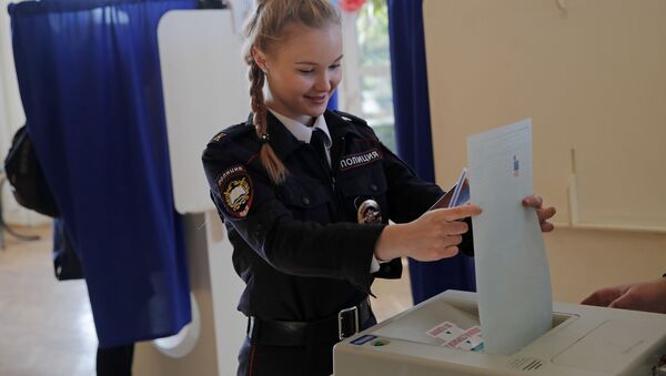 Кадет во время голосования на выборах президента России в Москве - Sputnik Узбекистан