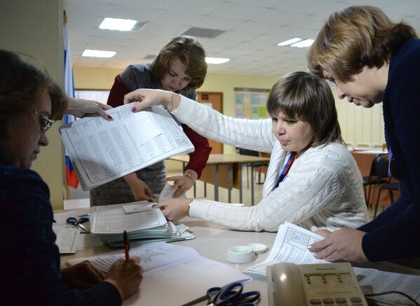 Члены избирательной комиссии во время подсчета голосов на одном из избирательных участков во Владивостоке - Sputnik Узбекистан