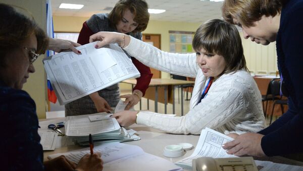Члены избирательной комиссии во время подсчета голосов на одном из избирательных участков во Владивостоке - Sputnik Узбекистан