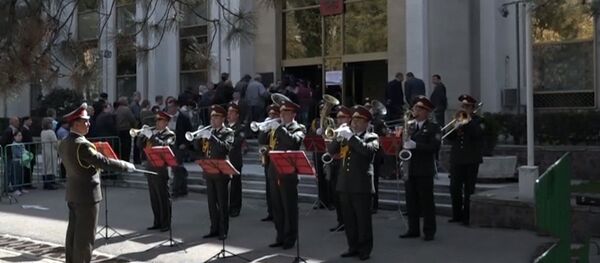 Под оркестр с чувством долга: как в Ташкенте россияне выбирали президента - Sputnik Узбекистан