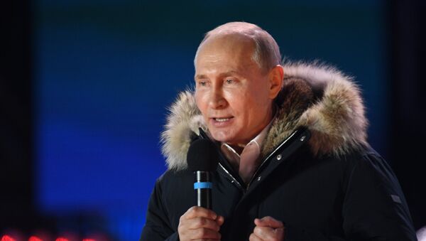 Prezident RF V. Putin posetil miting-kontsert v Moskve, posvyaщennыy godovщine vossoyedineniya Krыma s Rossiyey - Sputnik Oʻzbekiston