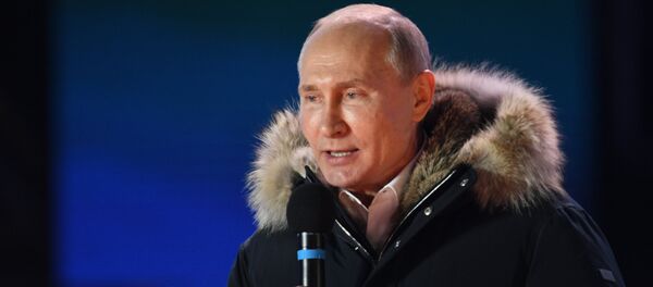 Президент РФ В. Путин посетил митинг-концерт в Москве, посвященный годовщине воссоединения Крыма с Россией Президент РФ В. Путин посетил митинг-концерт в Москве, посвященный годовщине воссоединения Крыма с Россией - Sputnik Ўзбекистон