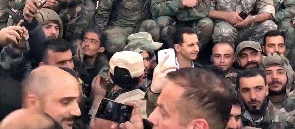 Президент Сирии Башар Асад приехал поддержать бойцов САА в Восточную Гуту - Sputnik Узбекистан