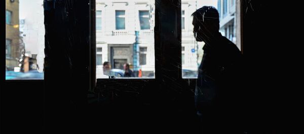 Силуэт мужчины на фоне окна - Sputnik Узбекистан