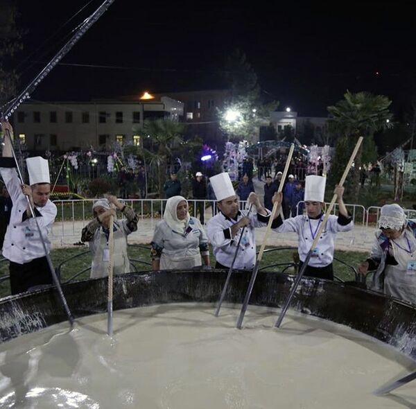 Приготовление сумаляка Приготовление сумаляка - Sputnik Узбекистан