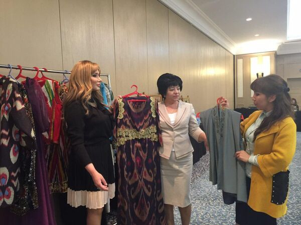 Фахрия Халафова знакомится с работами молодых узбекских дизайнеров - Sputnik Узбекистан