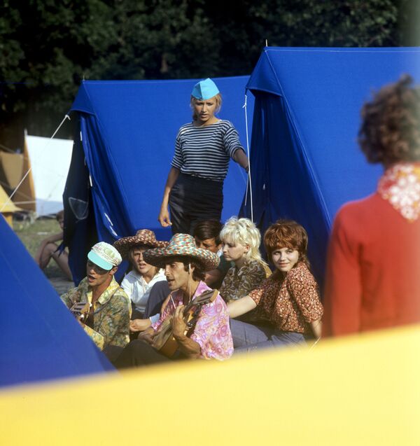 На фестивале туристской песни, 1976 год - Sputnik Узбекистан