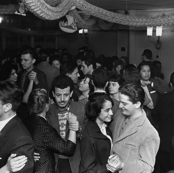 Студенты на зимних каникулах в Доме отдыха Абрамцево в Московской области во время танцев, 1961 год - Sputnik Узбекистан