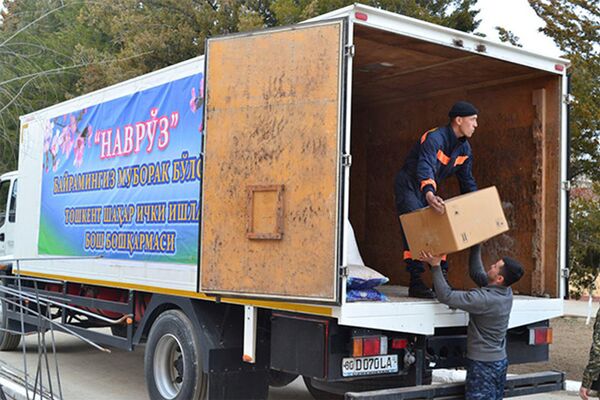 Личный состав ГУВД г. Ташкента поздравил жителей села Манас с Наврузом Личный состав ГУВД г. Ташкента поздравил жителей села Манас с Наврузом - Sputnik Узбекистан