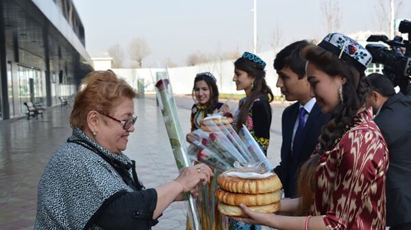 Predstaviteli Tadjikskix turkompaniy vstretili turistov v aeroportu - Sputnik O‘zbekiston