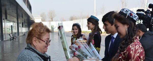 Представители Таджикских туркомпаний встретили туристов в аэропорту Представители Таджикских туркомпаний встретили туристов в аэропорту - Sputnik Ўзбекистон