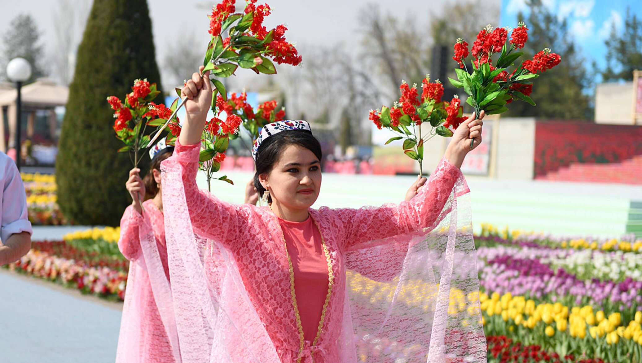 Таджикски салом. Весенний праздник Навруз в Узбекистане. Парк дружбы Навруз Ташкент.