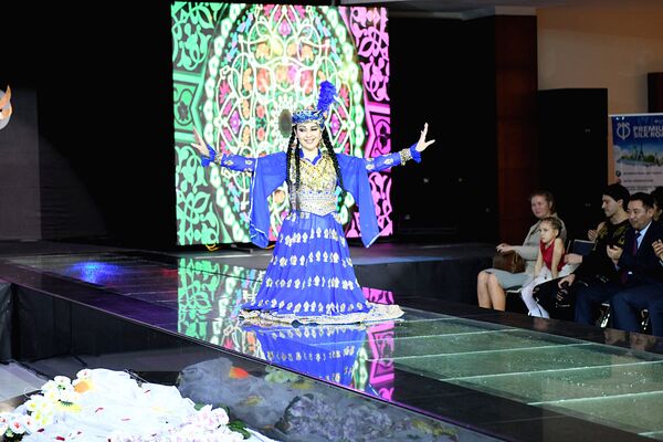 Гостей праздника ждал не только показ мод, но и танцы, которые вкупе с превосходными и индивидуальными костюмами придавали событию атмосферу восточной сказки. - Sputnik Узбекистан