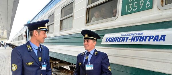 Поезд Ташкент - Кунград на станции Мискен в Узбекистане - Sputnik Узбекистан
