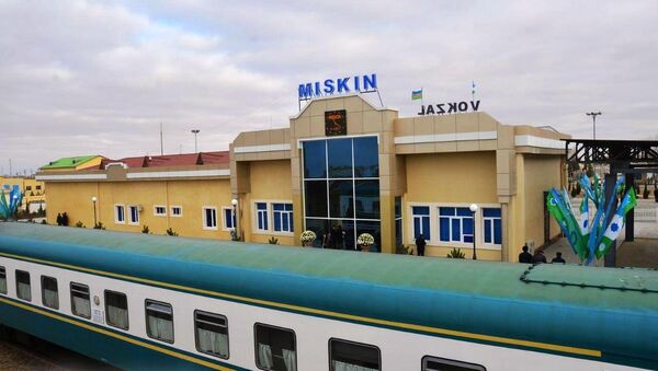 Отправление поезда на станции Мискен Узбекистан - Sputnik Узбекистан