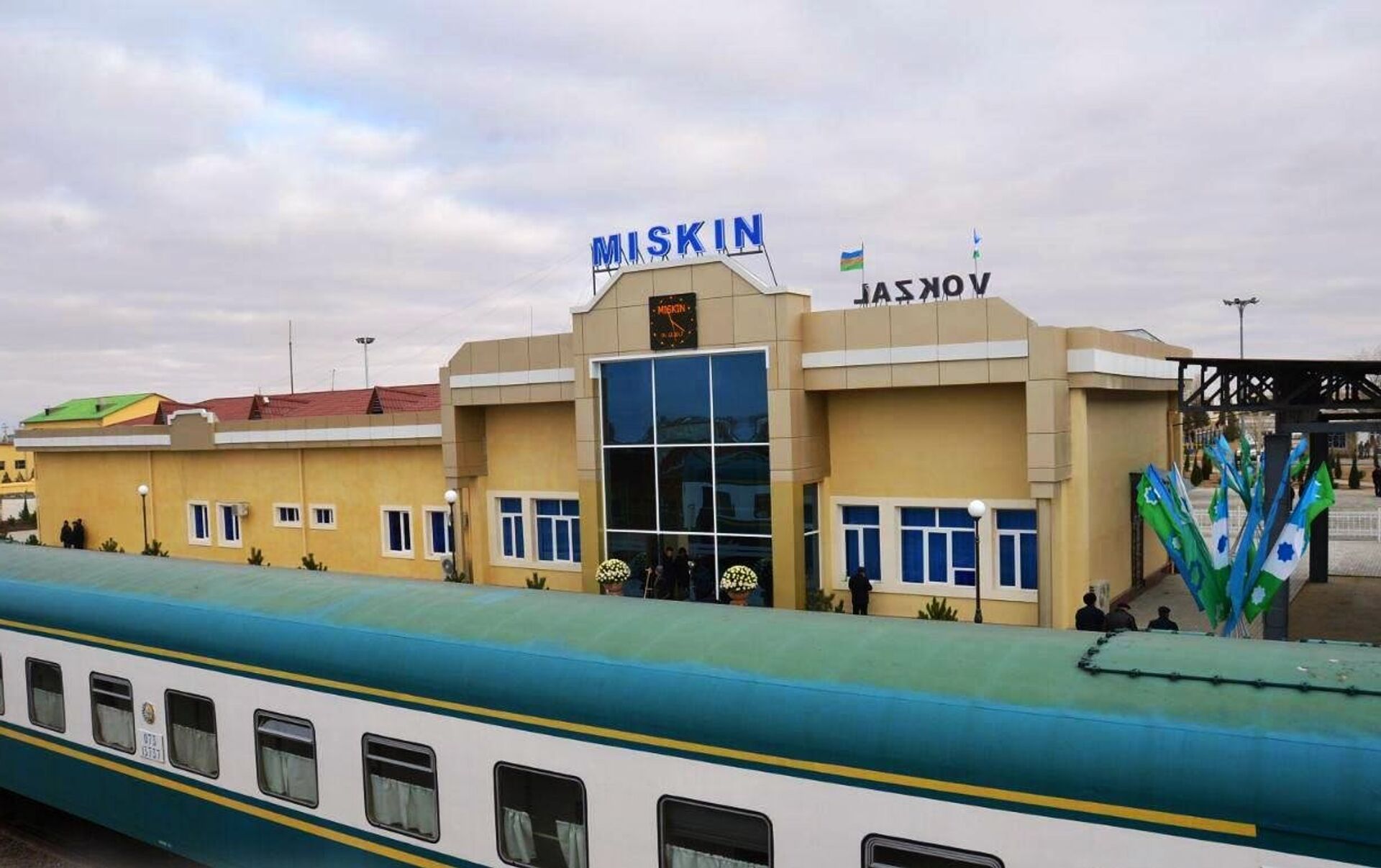 Ташкент хива поезд. ЖД станция Мискин. Турткуль Мискин. ЖД вокзал Бухара. Станция Мискин Узбекистан.
