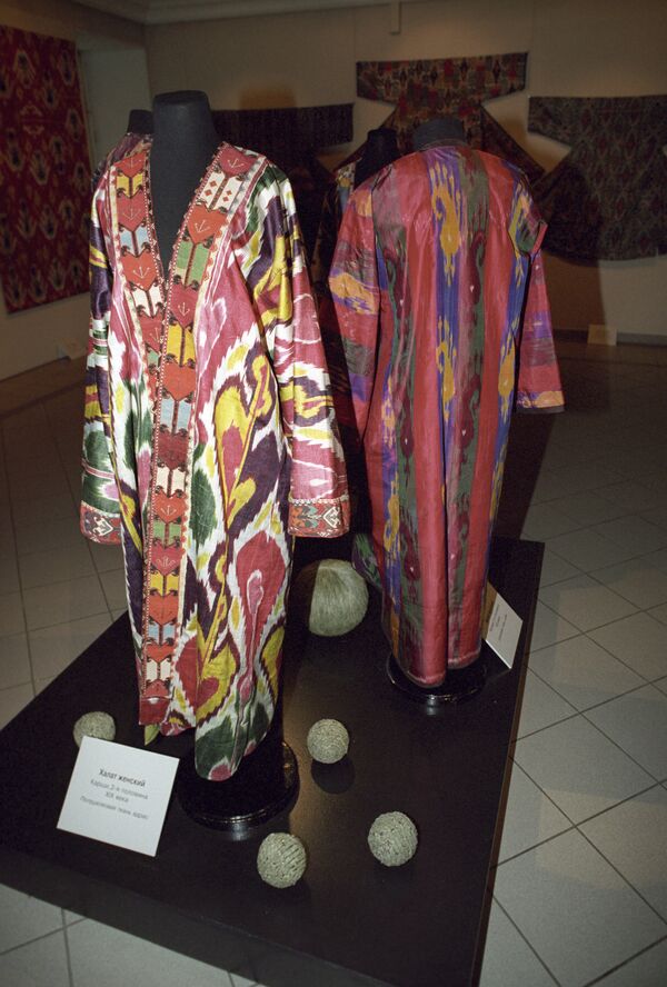 Халаты из иката - Sputnik Узбекистан