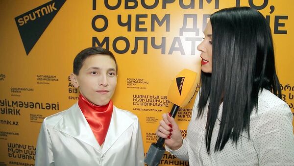 С улыбкой и волнением: Бобур Маджитов перед выступлением в шоу Ты супер! - Sputnik Узбекистан