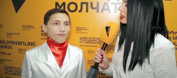 С улыбкой и волнением: Бобур Маджитов перед выступлением в шоу Ты супер! С улыбкой и волнением: Бобур Маджитов перед выступлением в шоу Ты супер! - Sputnik Узбекистан