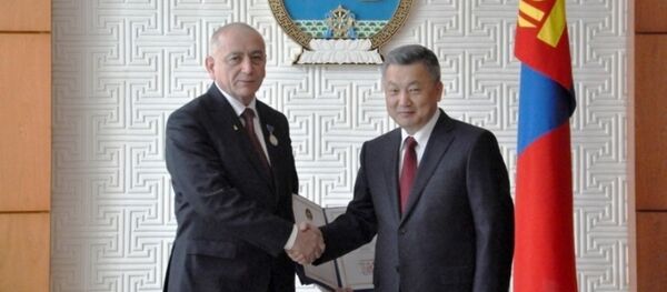 Почетный консул Монголии в Узбекистане Абдугафур Рахимов награжден медалью Почетный консул Монголии в Узбекистане Абдугафур Рахимов награжден медалью - Sputnik Ўзбекистон