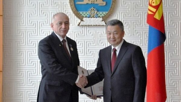 Pochetnыy konsul Mongolii v Uzbekistane Abdugafur Raximov nagrajden medalyu - Sputnik Oʻzbekiston