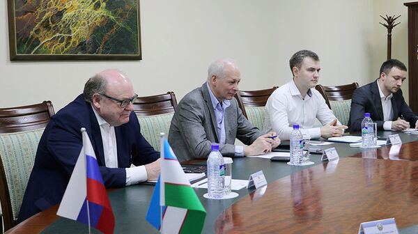 Министр по развитию информационных технологий и коммуникаций Азим  Ахмедхаджаев  встретился с заместителем министра связи и массовых коммуникаций Российской Федерации Алексеем Волиным - Sputnik Узбекистан