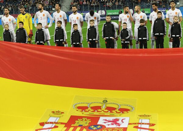 Игроки сборной Испании перед началом товарищеского матча между сборными командами России и Испании Игроки сборной Испании перед началом товарищеского матча между сборными командами России и Испании - Sputnik Узбекистан