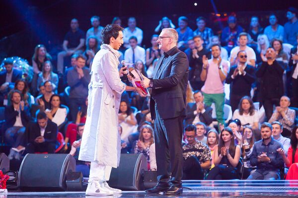 Константин Меладзе вручает Сардору Милано приз телепроекта Главная сцена Константин Меладзе вручает Сардору Милано приз телепроекта Главная сцена - Sputnik Узбекистан