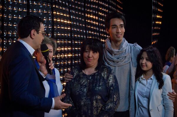 Группа поддержки Сардора во время съемок Главной сцены - мама и двоюродная сестра Сабина Группа поддержки Сардора во время съемок Главной сцены - мама и двоюродная сестра Сабина - Sputnik Узбекистан