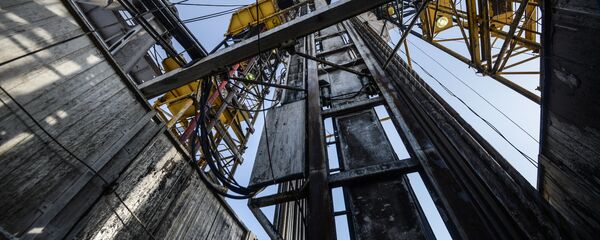 Буровая установка на кустовой площадка - Sputnik Узбекистан