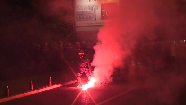 Протестующие в Черногории оппозиционеры кидали в полицию файеры - Sputnik Узбекистан
