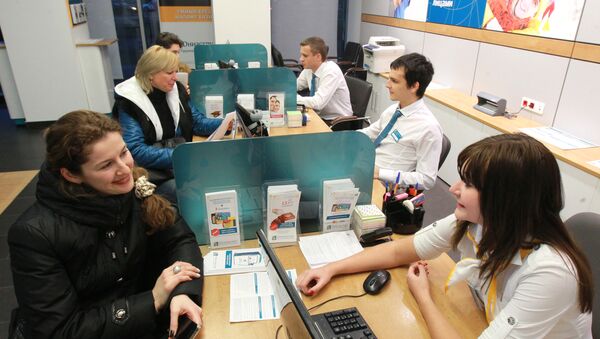 Менеджеры банка работают с клиентами - Sputnik Узбекистан