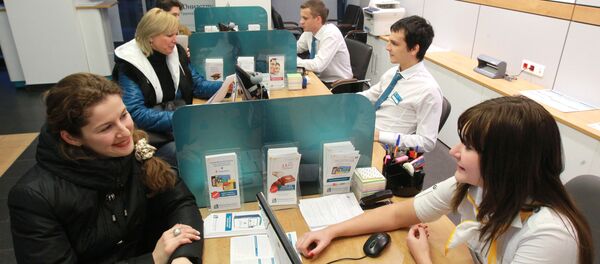 Менеджеры банка работают с клиентами Менеджеры банка работают с клиентами - Sputnik Узбекистан