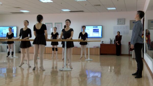 СПУТНИК_Балетный класс для дам преклонного возраста в Китае - Sputnik Узбекистан