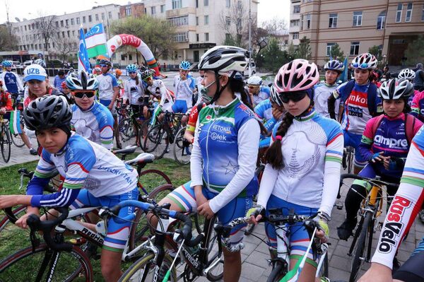 Участники международного велопробега Ташкент - Шымкент - Sputnik Узбекистан