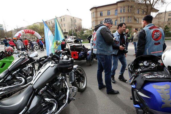 Велопелотон возглавляли мотоциклисты с флагами Казахстана и Узбекистана - Sputnik Узбекистан