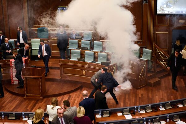 В Косово оппозиционные депутаты из партии Са­мо­оп­ре­де­ле­ние применили слезоточивый газ в здании парламента, чтобы предотвратить голосование об утверждении соглашения о признании линии госграницы с Черногорией 2015 года. - Sputnik Узбекистан