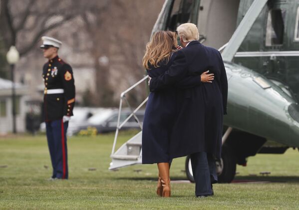 Президент США Дональд Трамп с женой Меланией садятся в вертолет на лужайке перед Белым домом, Вашингтон - Sputnik Узбекистан
