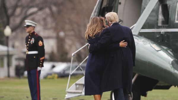 Президент США Дональд Трамп с женой Меланией садятся в вертолет на лужайке перед Белым домом, Вашингтон - Sputnik Ўзбекистон