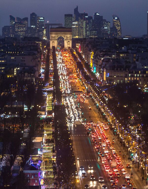Ночной вид Триумфальную арку, Елисейские Поля и бизнес-квартал La Défense в Париже - Sputnik Узбекистан