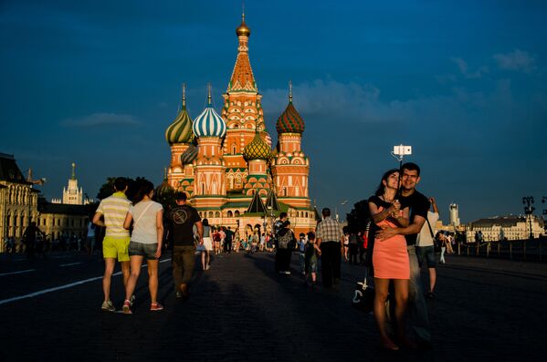Горожане и туристы на Красной площади в Москве - Sputnik Узбекистан