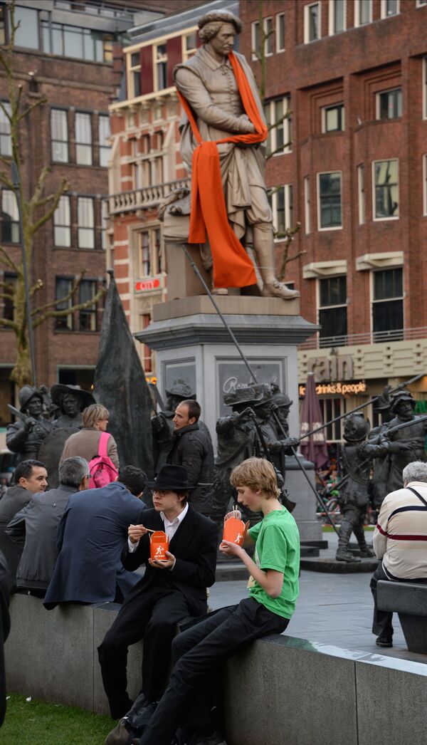 Памятник известному художнику начала XIX века Рембрандту на площади Рембрандта в Амстердаме - Sputnik Узбекистан