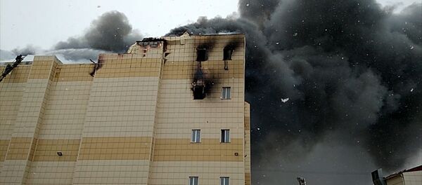 СПУТНИК_Торговый центр горит в Кемерово. Кадры с места ЧП СПУТНИК_Торговый центр горит в Кемерово. Кадры с места ЧП - Sputnik Ўзбекистон