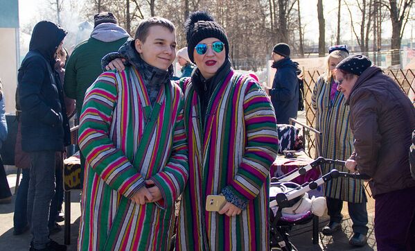 Посетители Фестиваля плова в рамках празднования Навруза в Москве - Sputnik Узбекистан