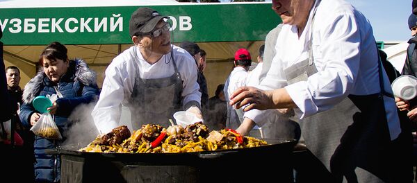 На ВДНХ в Москве отметили Навруз-2018: гости сравнили мастерство разных школ плова, сфотографировались за сумаляк и приобрели сувениры - Sputnik Узбекистан