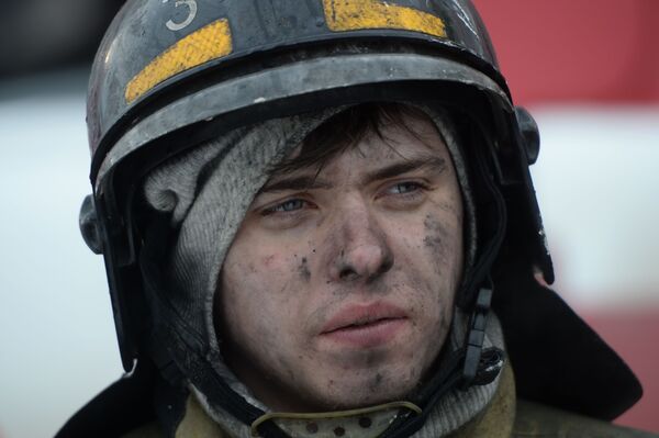 Сотрудник пожарной охраны МЧС во время тушения пожара в торговом центре Зимняя вишня в Кемерово - Sputnik Узбекистан