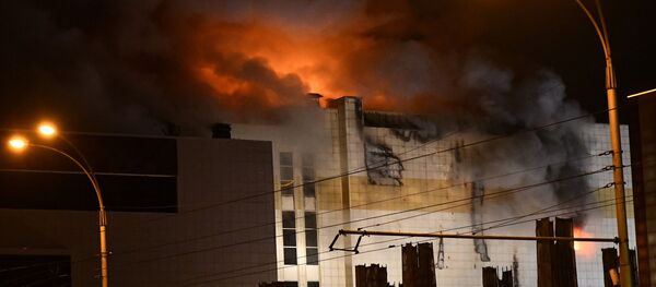 Пожар в торговом центре Зимняя вишня в Кемерово - Sputnik Узбекистан