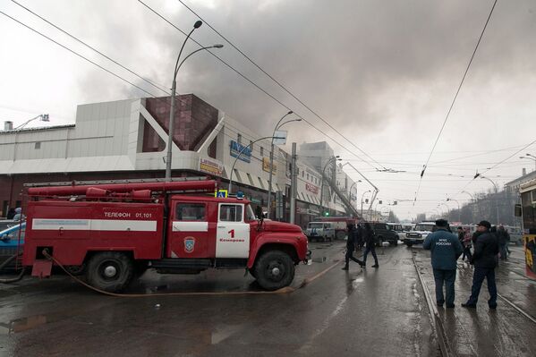 Пожар в торговом центре Зимняя вишня в Кемерово - Sputnik Узбекистан
